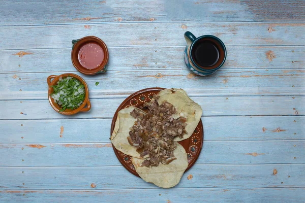 メキシコのコーヒーの隣にサルサと野菜のある本物のカルニタスタコス メキシコ料理 — ストック写真