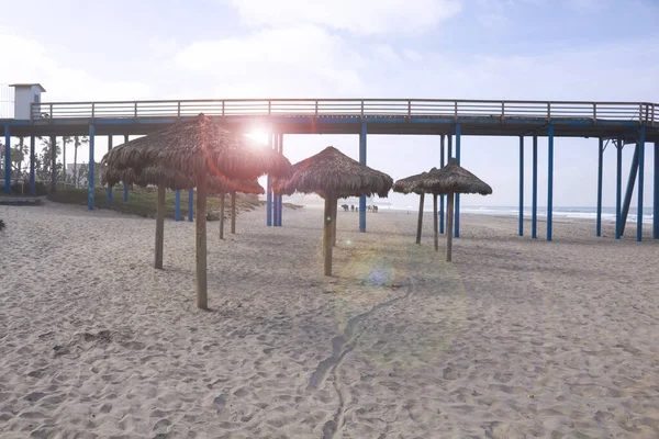 Spiaggia Vacanza Sfondo Con Ombrelloni Palma Molo Estate Con Bagliore — Foto Stock