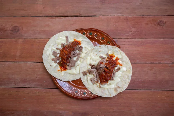 Quesadilla Rosbif Tortilla Harina Con Queso Oaxaca Salsa Roja Comida — Foto de Stock