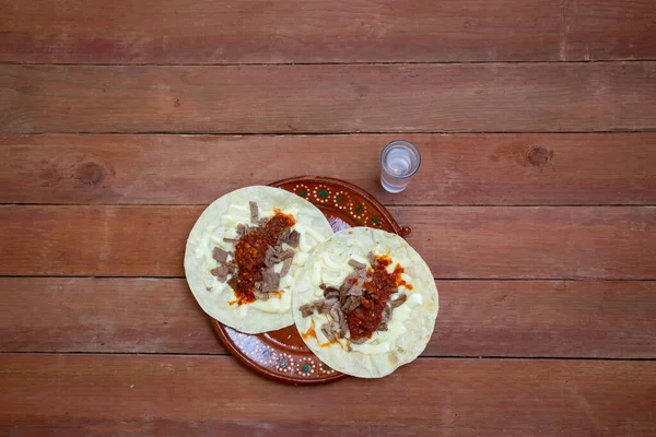 Rosta Nötkött Quesadilla Mjöl Tortilla Med Oaxaca Ost Röd Sås — Stockfoto