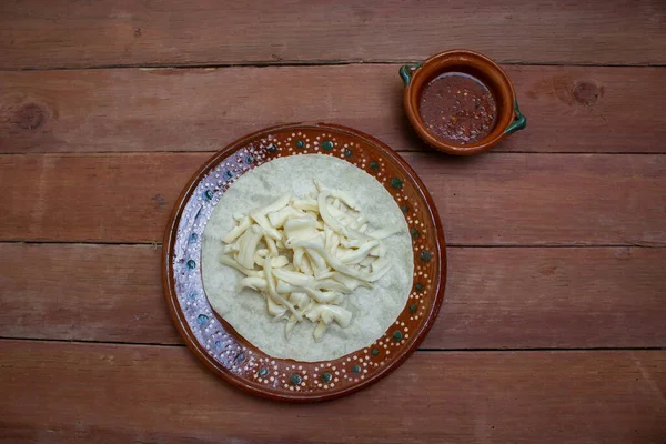 小麦粉トルティーヤと赤ソース上のオアハカチーズ ケサディラ メキシコ料理 — ストック写真