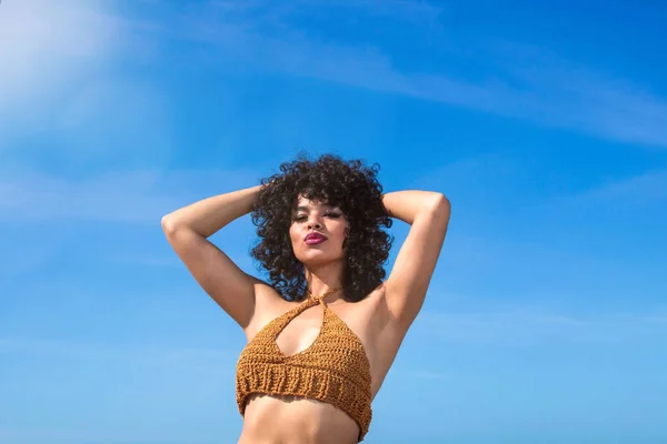 Espectacular Foto Bajo Ángulo Una Hermosa Mujer Mexicana Con Cabello —  Fotos de Stock