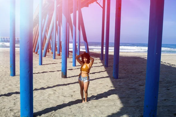 Mooie Sensuele Afro Vrouw Genieten Van Haar Vakantie Het Strand — Stockfoto
