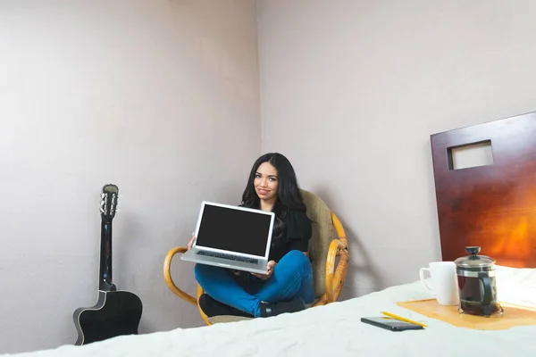 Mooi Latijn Vrouw Tonen Laptop Scherm Zitten Bank Haar Kamer — Stockfoto