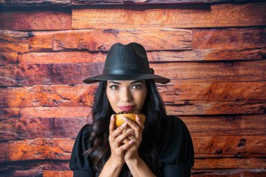 Güzel bir Meksikalı kadın kasedeki organik kahve çekirdeklerini kokluyor. Latin kahveci.