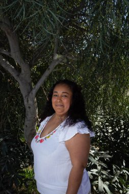 Bir ağacın altında gülümseyen güzel yerli Maya kadınının portresi. Latince