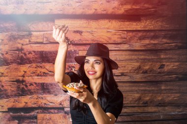 Güzel Meksikalı kadın kaseye fasulye atıyor. Latin çiftçi