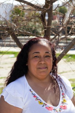 Meksikalı Maya ya da Brezilyalı Amazon görünümlü yerli gülümseyen kadın portresi