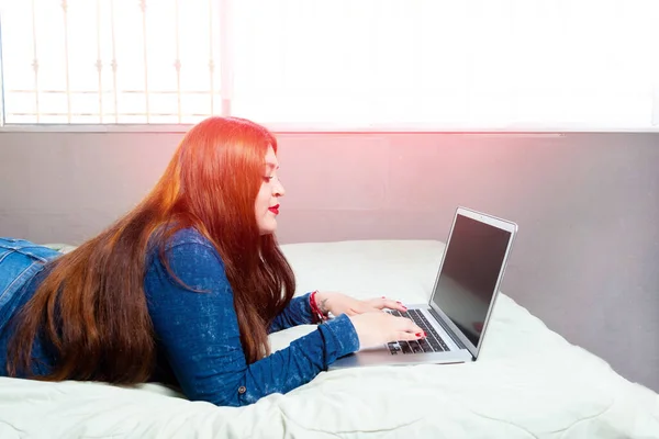 Hermosa Sonriente Mujer Gorda Usando Portátil Acostado Cama Modelo Gordito — Foto de Stock