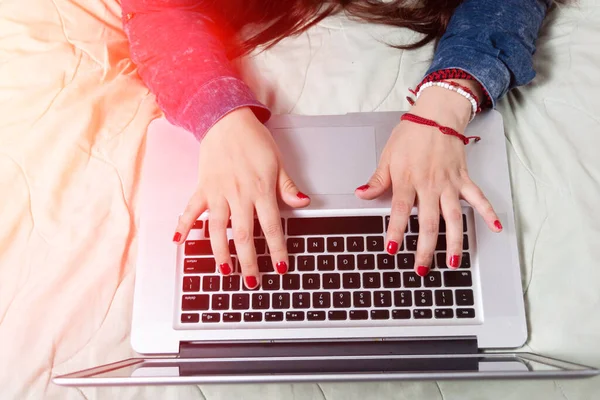 Primer Plano Las Manos Femeninas Escribiendo Ordenador Portátil Cámara Oficina — Foto de Stock