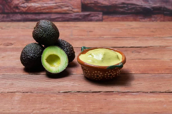 Guacamole Bredvid Avokado Plankor Mexikansk Mat Grön Sås — Stockfoto