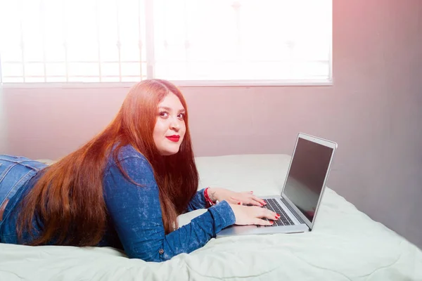 Beautiful Smiling Fat Woman Looking Camera Typing Laptop Lying Bed — Stock Photo, Image