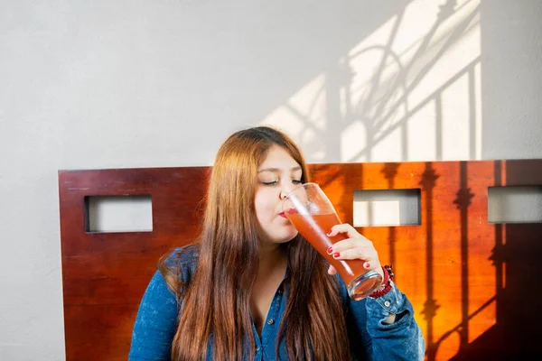 Schöne Übergewichtige Frau Die Einen Blutigen Cocktail Trinkt Michelada — Stockfoto