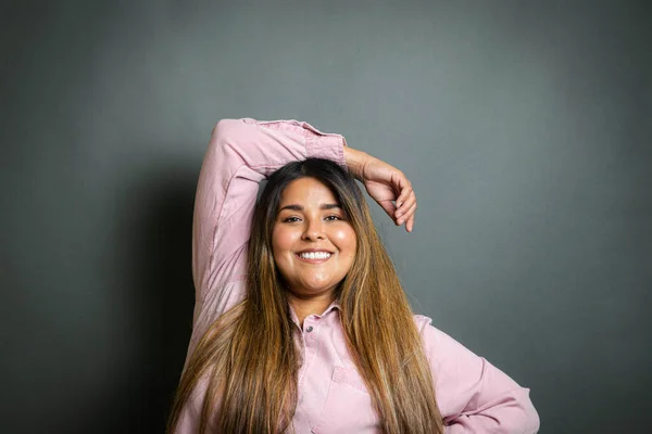 Studio Portret Van Latijn Mollige Jonge Vrouw Met Mooie Glimlach — Stockfoto