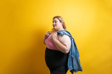 Kot ceketli, şişman, genç, beyaz bir model.