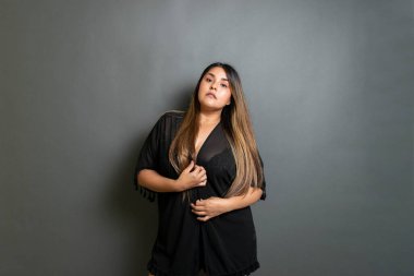 Güzel ve şehvetli artı boyut Latin modeli