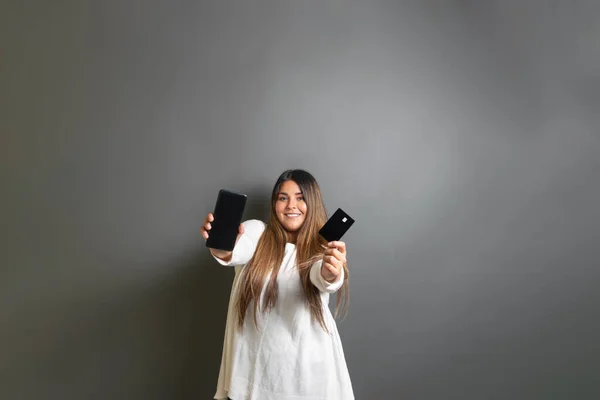 Mujer Joven Latina Sonriendo Mostrando Pantalla Teléfono Tarjeta Crédito Cocept — Foto de Stock