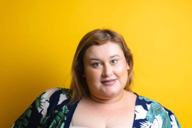 İzole edilmiş arka planda şişman beyaz modelin portresi