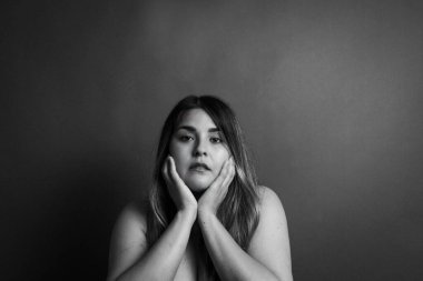 Latin kökenli siyah beyaz bir kadının güzel portresi.