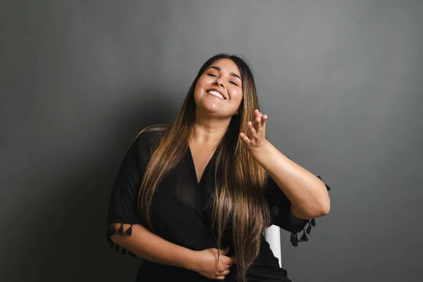 Portret Van Tedere Gelukkige Ontspannen Overgewicht Latijnse Jonge Vrouw — Stockfoto