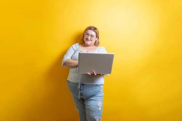 Vet Jong Kaukasisch Model Met Laptop Grootte Bloggen — Stockfoto