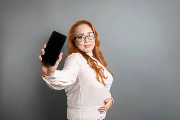 Hermosa Caucásica Madura Mujer Mostrando Pantalla Del Teléfono Móvil — Foto de Stock