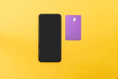 en üst görünüm kredi kartı veya banka kartı ve cep telefonu konsepti çevrimiçi ödemeler ve alışveriş