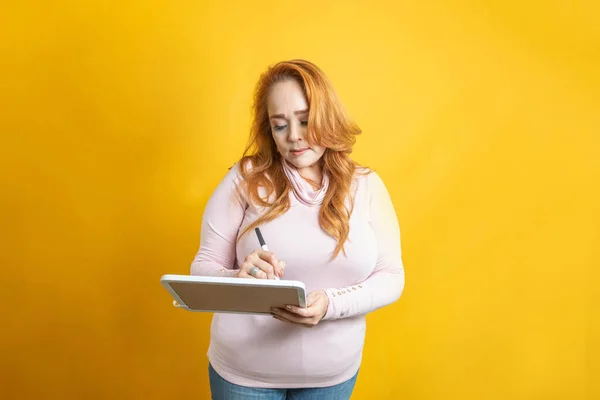 Mujer Negocios Caucásica Escribiendo Plan Trabajo Pizarra — Foto de Stock