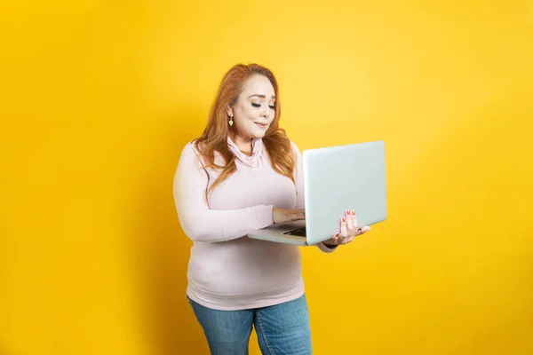 Mujer Negocios Madura Blanca Que Trabaja Ordenador Portátil Sobre Fondo — Foto de Stock