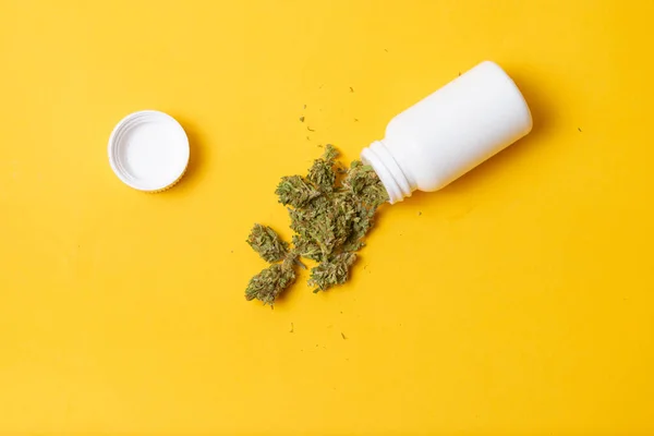 医療用マリファナが瓶から噴き出す 大麻の雑草 — ストック写真