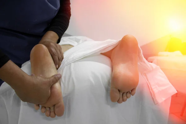 Professionelle Masseurin Gibt Fußmassage Den Kreislauf Aktivieren Und Entspannen — Stockfoto