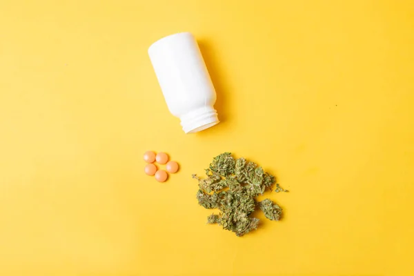 薬や瓶の隣の医療用マリファナ伝統的で現代的な医学の概念です — ストック写真