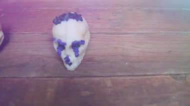 Kafataslarında ışık parıltıları, ölü Meksika geleneğinin mihrabında katrina.