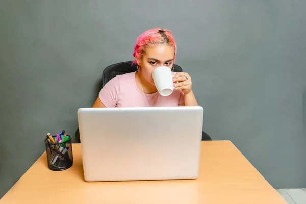 Hispanic Tonåring Student Tar Online Klass Framför Laptop Dricka Kaffe — Stockfoto