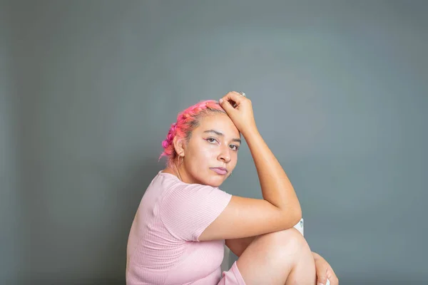 Mode Portret Van Jonge Spaanse Vrouw Roze Jurk Zitten Kijken — Stockfoto