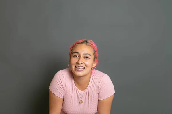 Retrato Bela Mulher Hispânica Jovem Com Dentes Aparelho Sorrindo Com — Fotografia de Stock