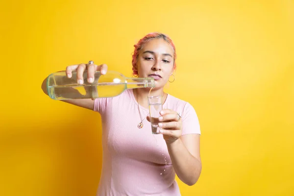 Moderne Mexicaanse Jonge Vrouw Serveren Shot Van Tequila Mezcal Wodka — Stockfoto