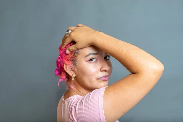 Mode Portret Van Jonge Spaanse Vrouw Met Roze Haar — Stockfoto