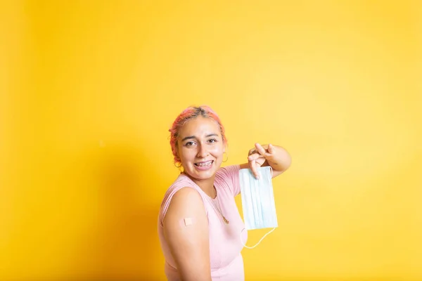 Spaanse Jonge Vrouw Die Gezichtsmasker Verwijdert Een Injectieband Vertoont Nadat — Stockfoto