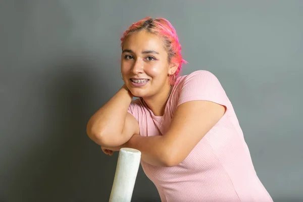 Portret Van Latijnse Jonge Vrouw Met Roze Haar Glimlachend Mexicaans — Stockfoto
