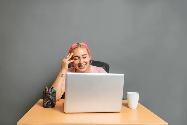 Joven Estudiante Mexicano Sonriendo Delante Computadora Portátil Videollamada Mujer Hispana — Foto de Stock