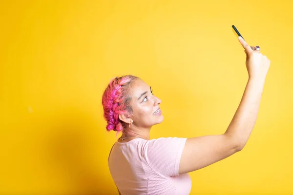 Mujer Joven Latina Tomando Una Selfie Con Teléfono Persona Mexicana — Foto de Stock