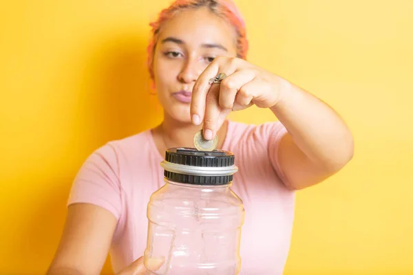 Mujer Hispana Mexicana Poniendo Moneda Alcancía Ahorro Concepto Economía —  Fotos de Stock