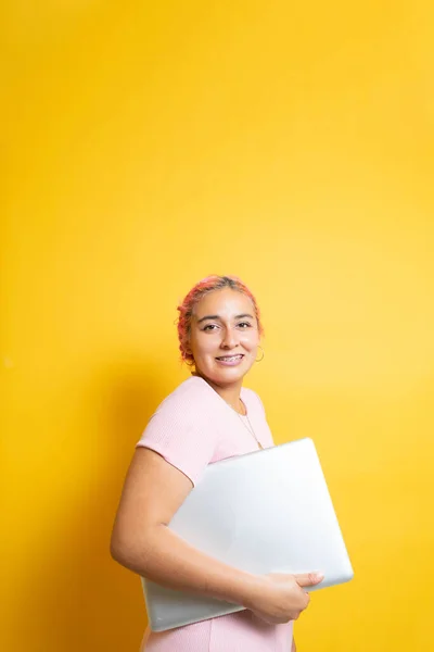 Mexicaanse Student Met Laptop Glimlach Een Gele Geïsoleerde Achtergrond Jonge — Stockfoto