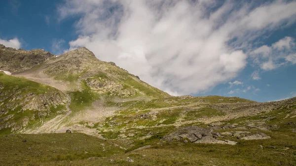 Alpejski Krajobraz Zielona Trawa Zboczu Góry Błękitne Niebo Chmurami Kumulującymi — Zdjęcie stockowe