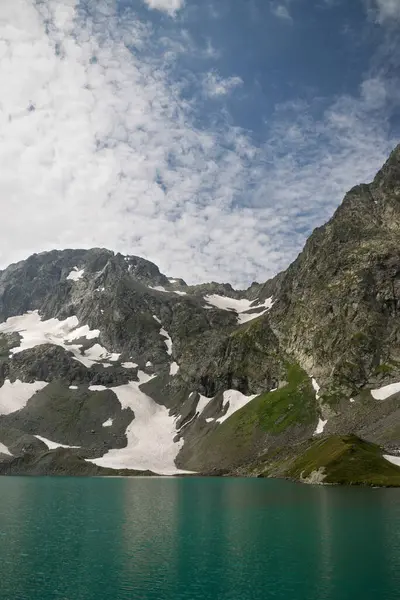 Widok Jezioro Imereti Góry Błękitne Jezioro Otoczone Górami Lodowcami — Zdjęcie stockowe