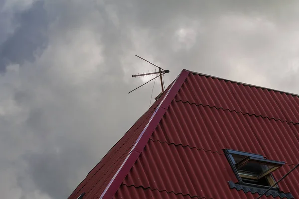 Kombinierte Antenne Auf Dem Roten Dach Des Gebäudes Montiert Antennenmeter — Stockfoto