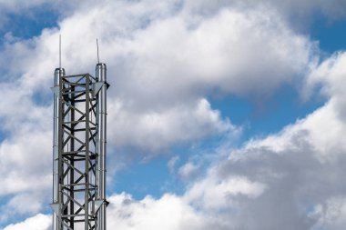 Parlak metal baca, bulutlu mavi gökyüzünün arka planında paratoner var..