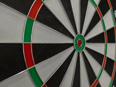 Beyaz, yeşil ve kırmızı tarlalı dart tahtası. Yeni plastik hedef.