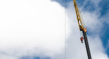 Gökyüzüne kancalı bir turna patlaması. Ağır yük taşıma işi.